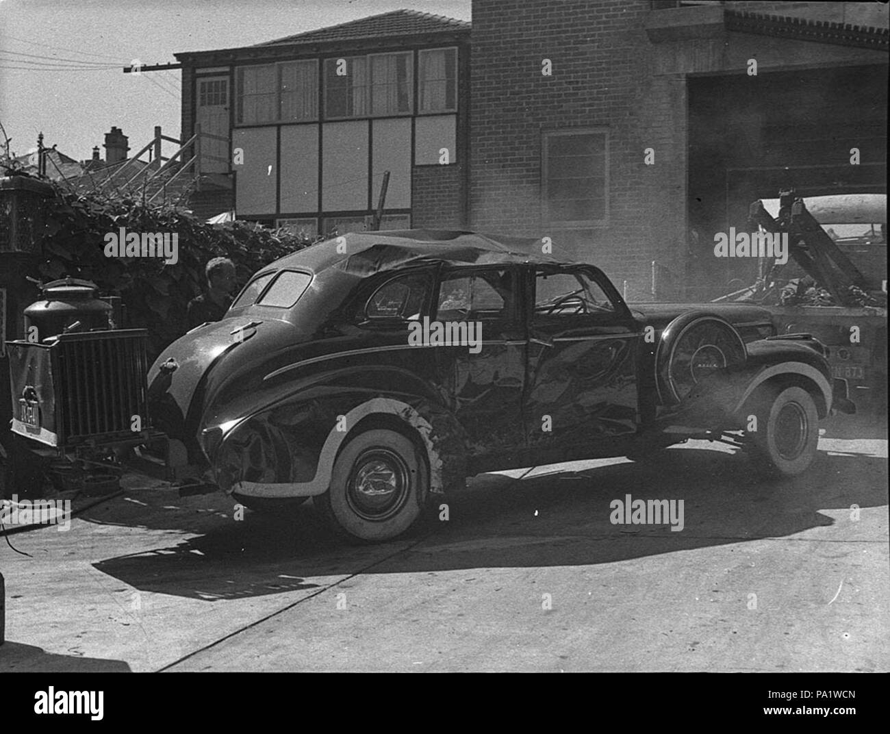 253 29343 SLNSW fracassato Hoyts Buick 41 840 1940 Berlina con faro blackout e posteriore gas di carbone produttore Stanmore Foto Stock