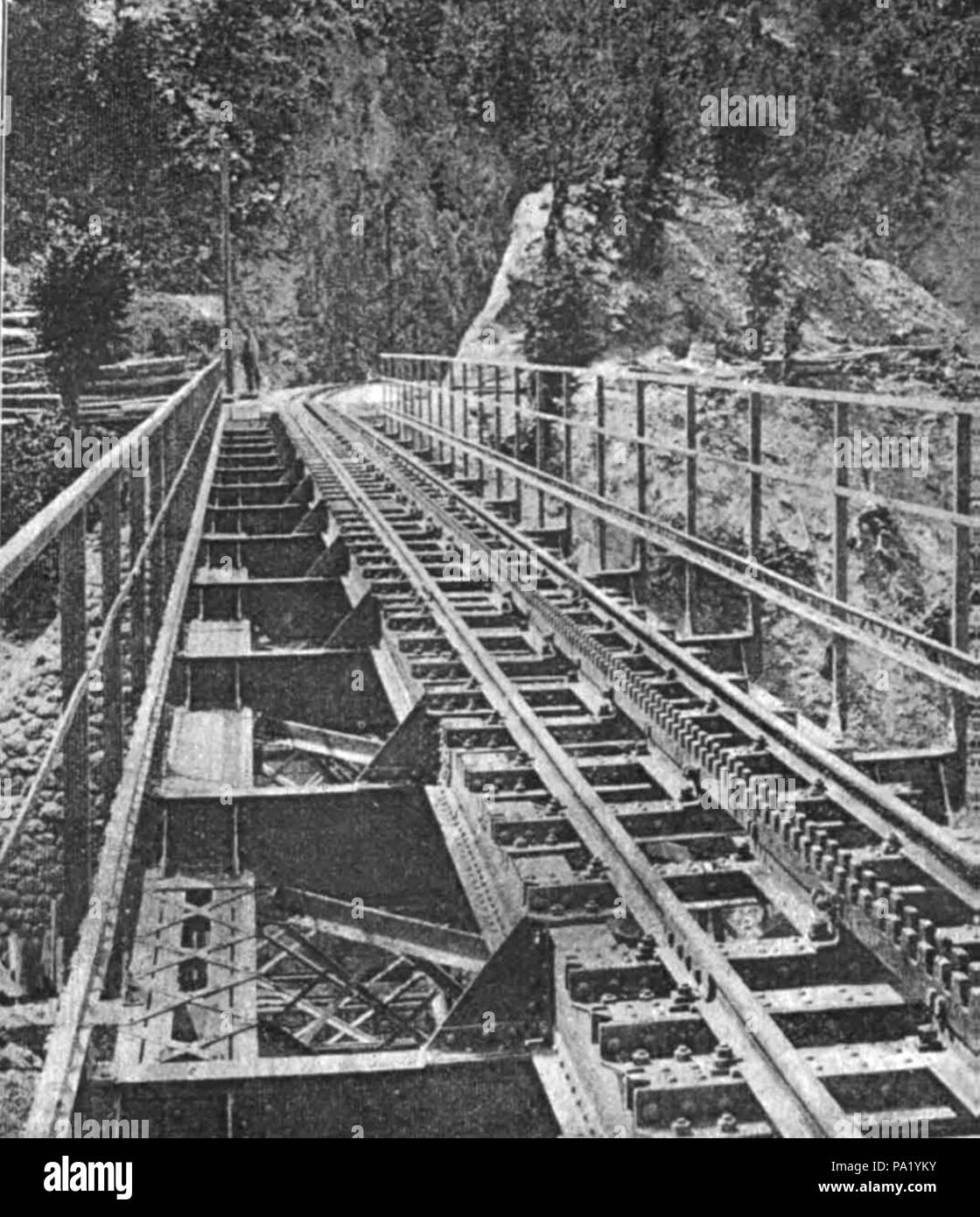 713 Gleis auf der Luka-Brücke Foto Stock