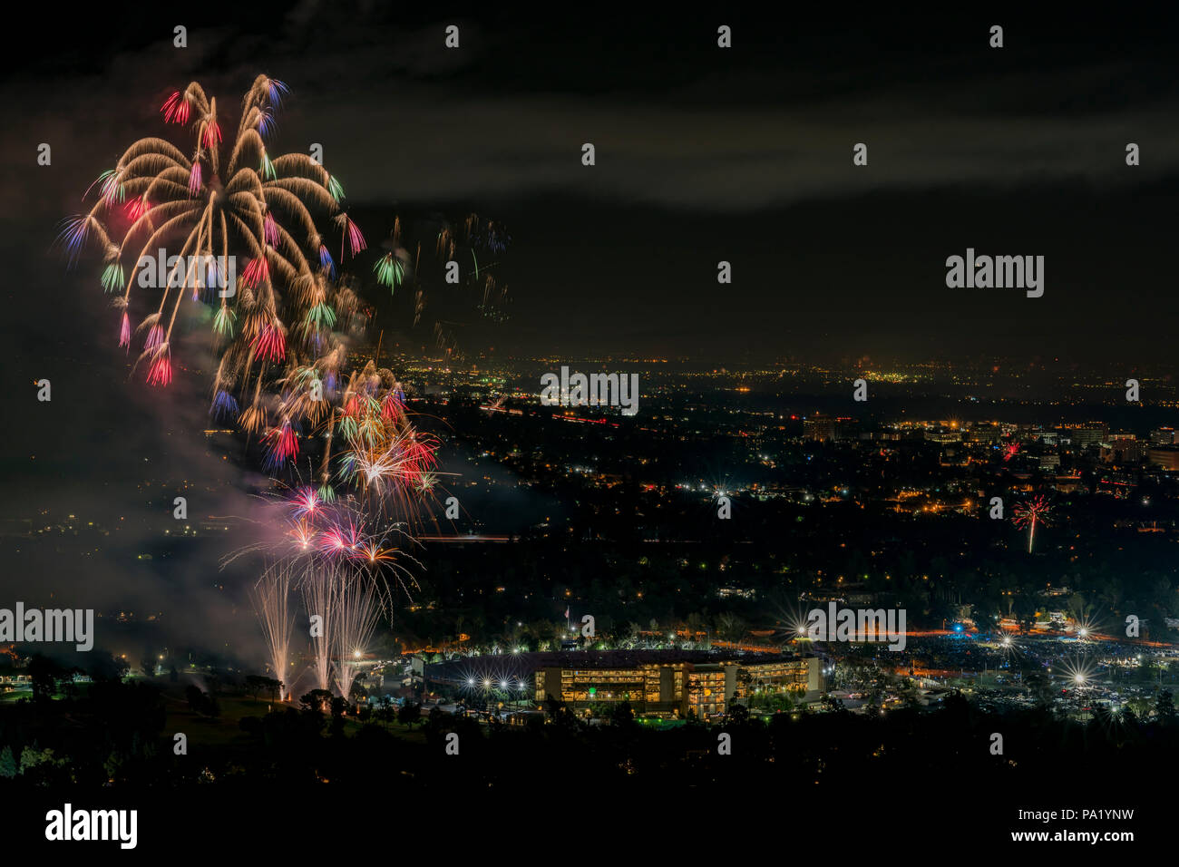 Bellissimi fuochi d'artificio sopra il famoso Rose Bowl del luglio 4th, 2018 event Foto Stock