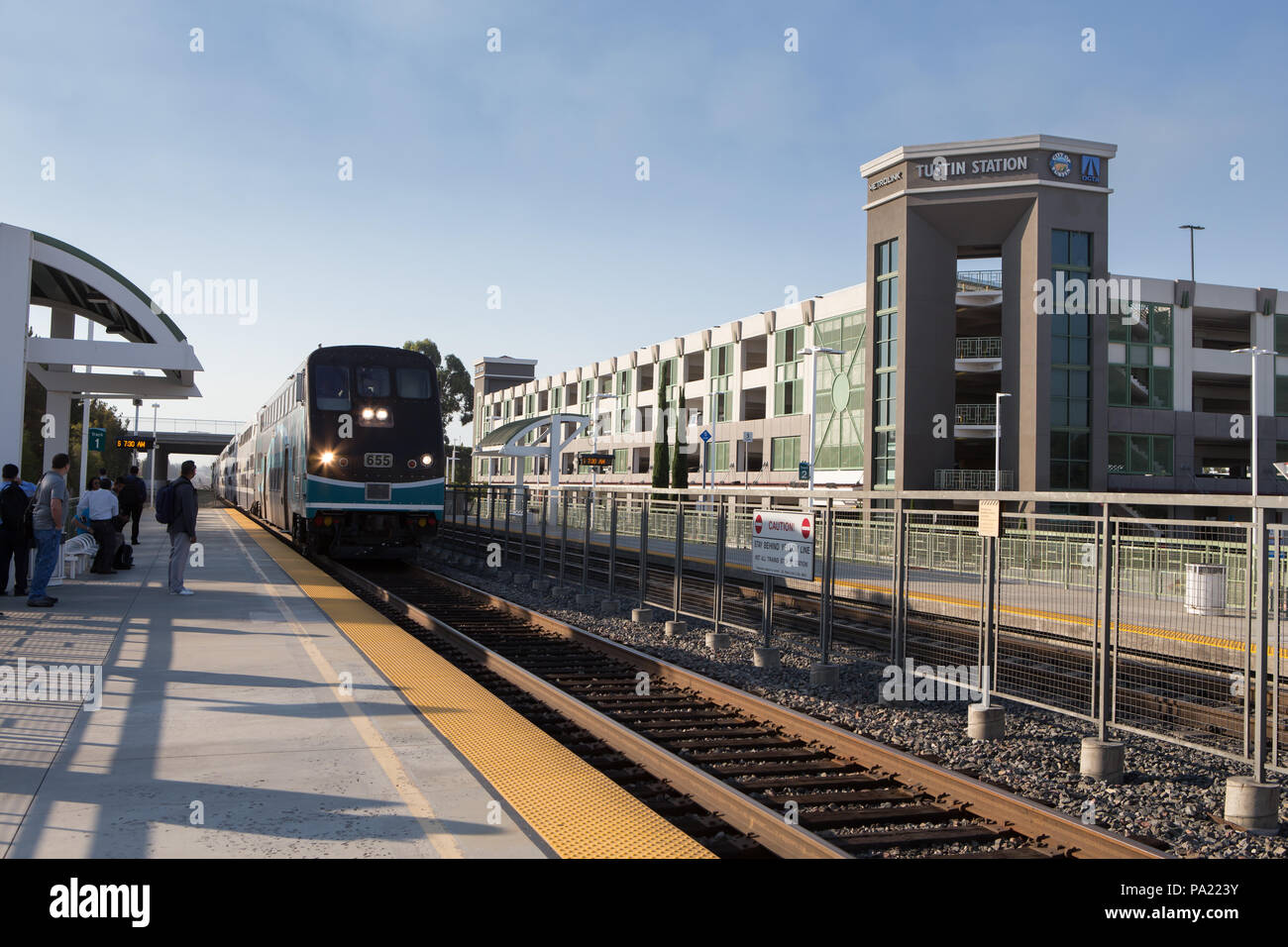 La mattina presto in direzione Nord American Metrolink treni passeggeri in arrivo nella stazione di Tustin Orange County in California USA Foto Stock
