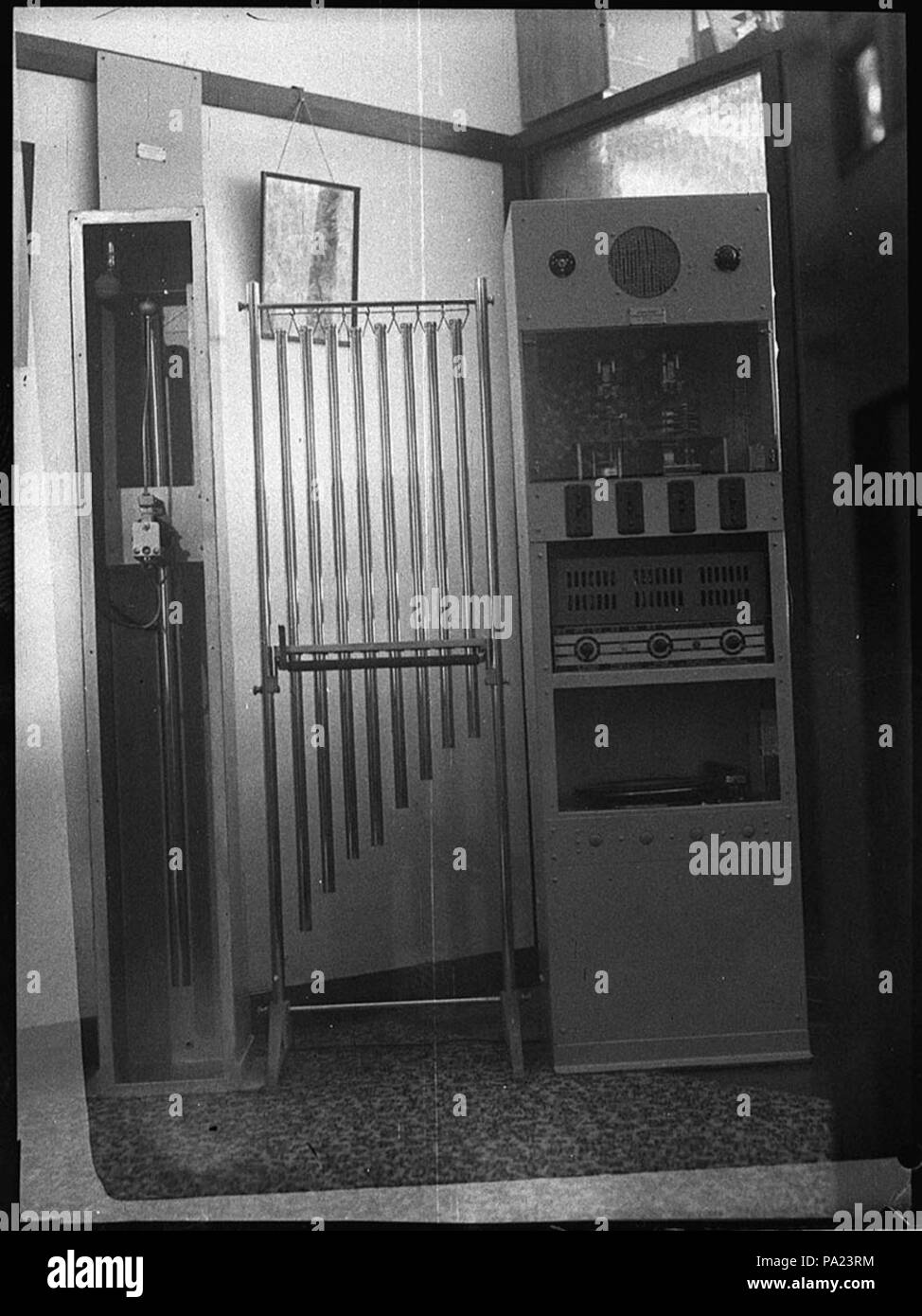 252 27762 SLNSW armadio in acciaio con Tubular Bells registrare il lettore e il sistema di comunicazione al pubblico per le scuole Foto Stock