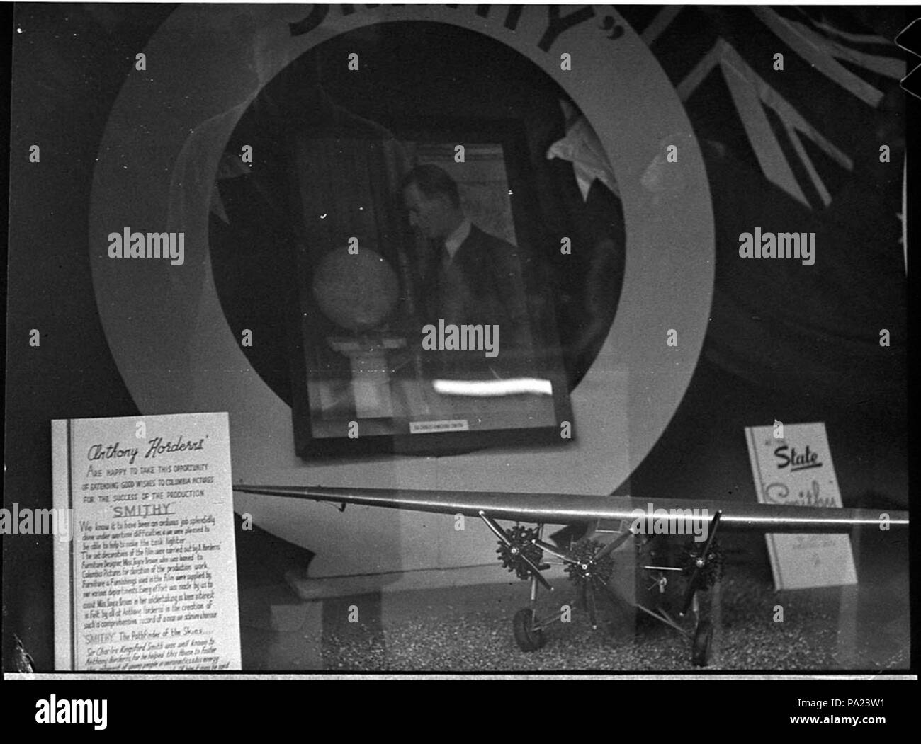 253 28698 SLNSW Smithy pubblicizzati in Horderns windows Foto Stock