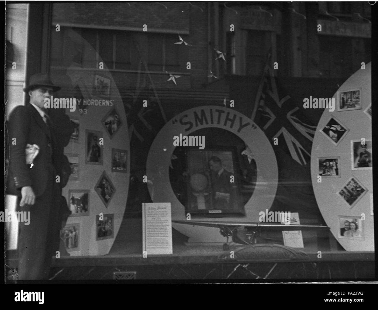 253 28699 SLNSW Smithy pubblicizzati in Horderns windows Foto Stock