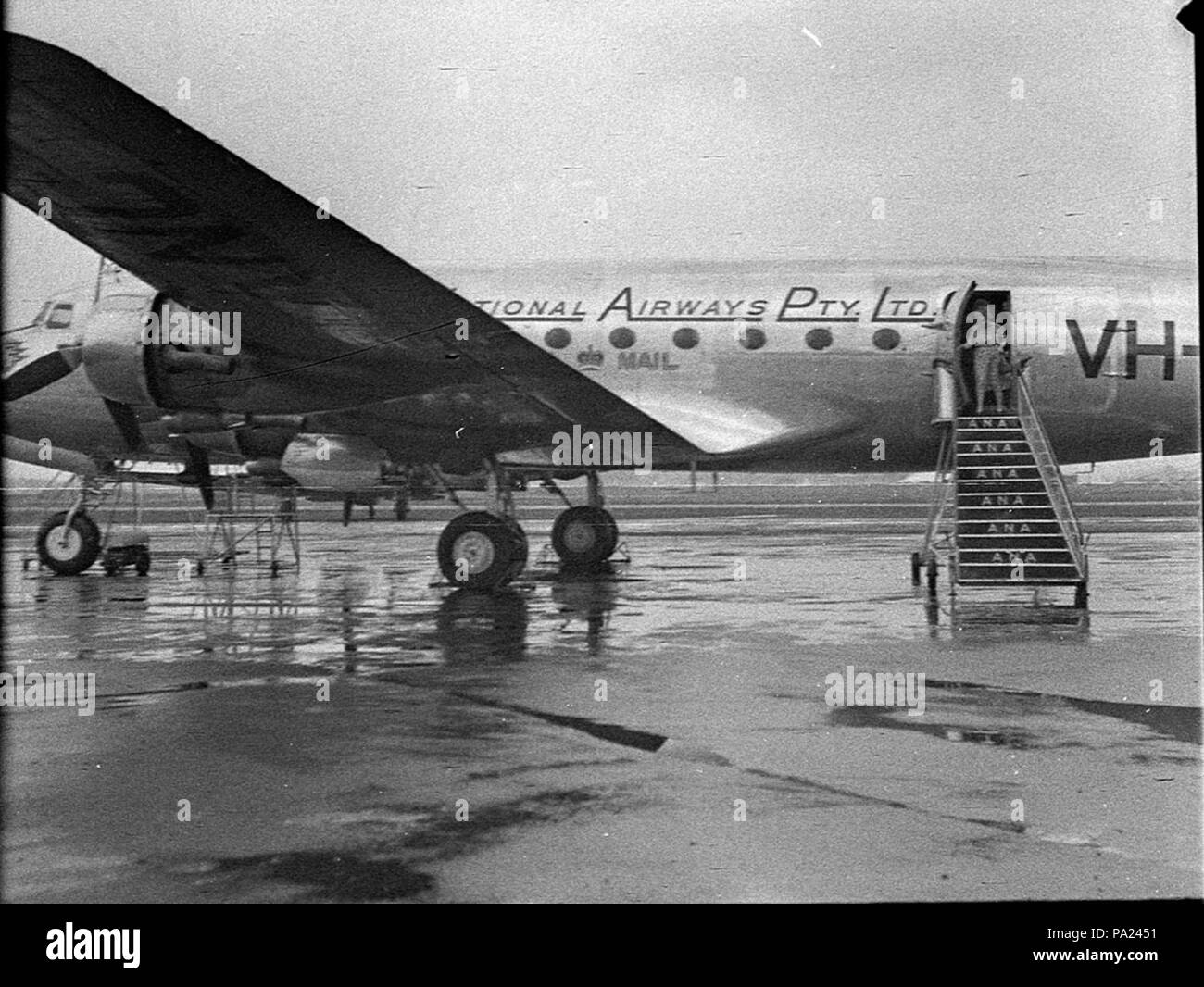 252 SLNSW 28042 Arrivo di Dr Appelman evangelista americano su ANA DC4 VHANC Foto Stock