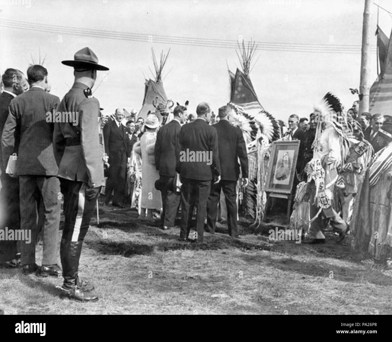 312 Loro Maestà salutare chieftains della Stoney tribù indiana, che hanno portato una foto della regina Victoria Foto Stock