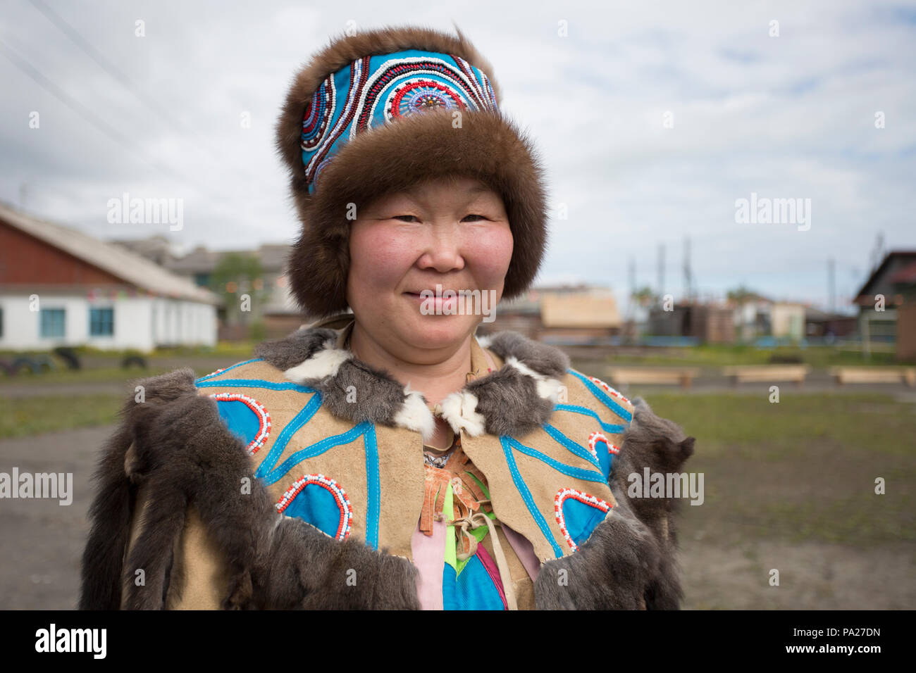 Donna in abito tradizionale, Ohotsk, Russia Foto Stock