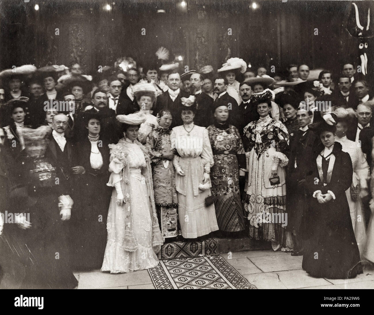 306 cinese Empress Dowager settantesimo compleanno di ricevimento al 1904 Fiera Mondiale, 16 novembre 1904. Seconda fila centrale, Miss e il sig. Carl; la prima riga, la sig.ra Carl, la sig.ra Wong, la sig.ra Francesco, il sig. Wong, la sig.ra Manning Foto Stock