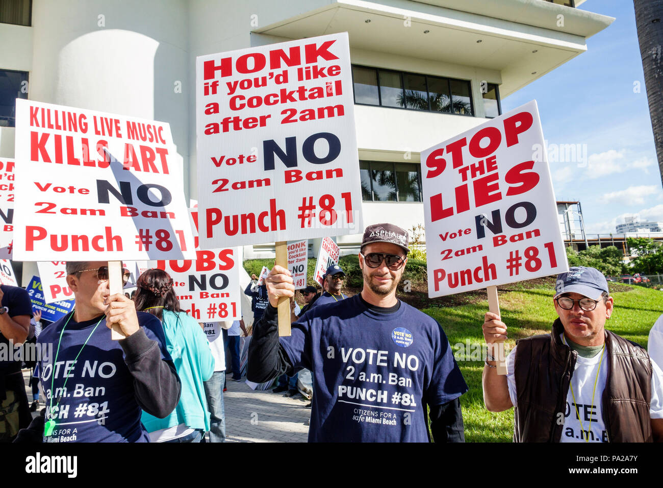 Miami Beach Florida,City Hall,hotel operaio,protesta dimostrazione non serve alcolici liquore chiusura bar 2 AM lavori, votazione domanda, voto No, Foto Stock
