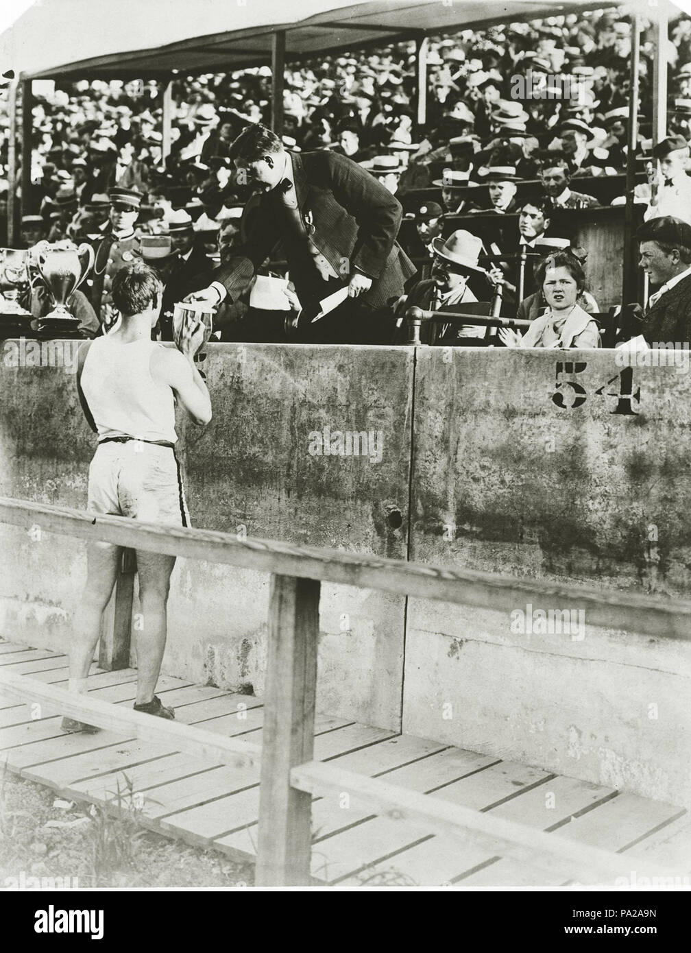 264 C.E. Dvorak ricevendo la Baxter cup per la conquista della Pole Vault concorso al 1904 Olimpiadi Foto Stock