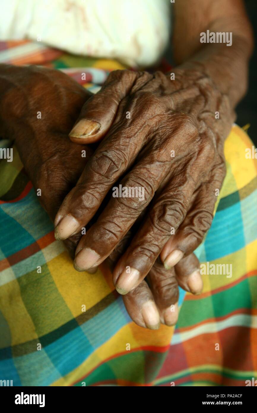 Foto di una coppia di mani di una persona anziana con pelle rugosa. Foto Stock