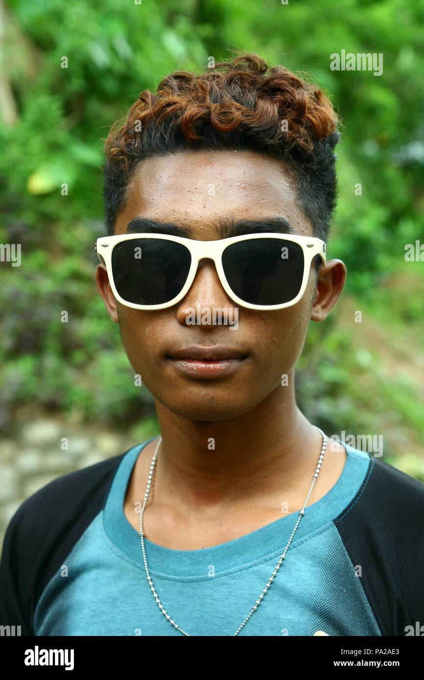 CAINTA, Rizal, Filippine - 24 settembre 2015: un giovane uomo filippino  indossando occhiali da sole bianco rappresentano per la fotocamera Foto  stock - Alamy