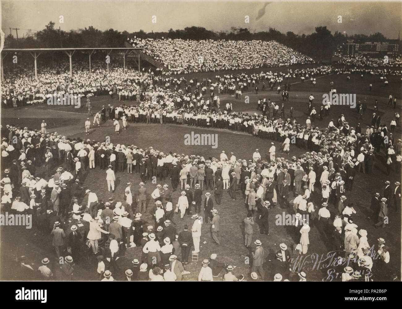 358 folla di persone raccolte intorno a San Louis Cardinals Baseball giocatori durante il pre-partita warm-ups al campo di Robison Foto Stock