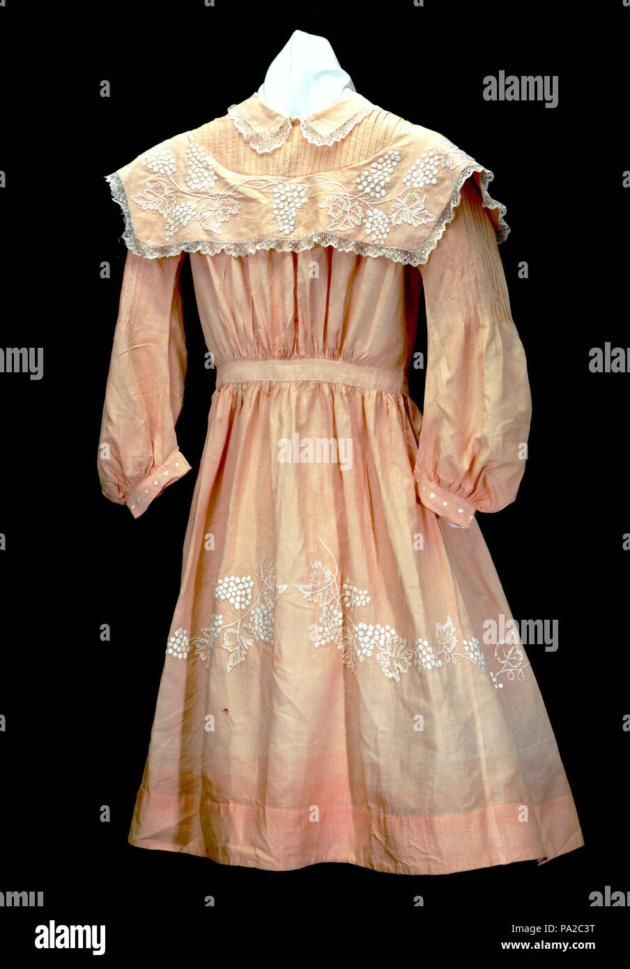 . Inglese: la ragazza di color pesca abito di lino con raccolte corpetto e collare quadrato. Titolo: la ragazza di color pesca abito di lino . tra il 1902 e il 1903 712 la ragazza di color pesca abito di lino Foto Stock