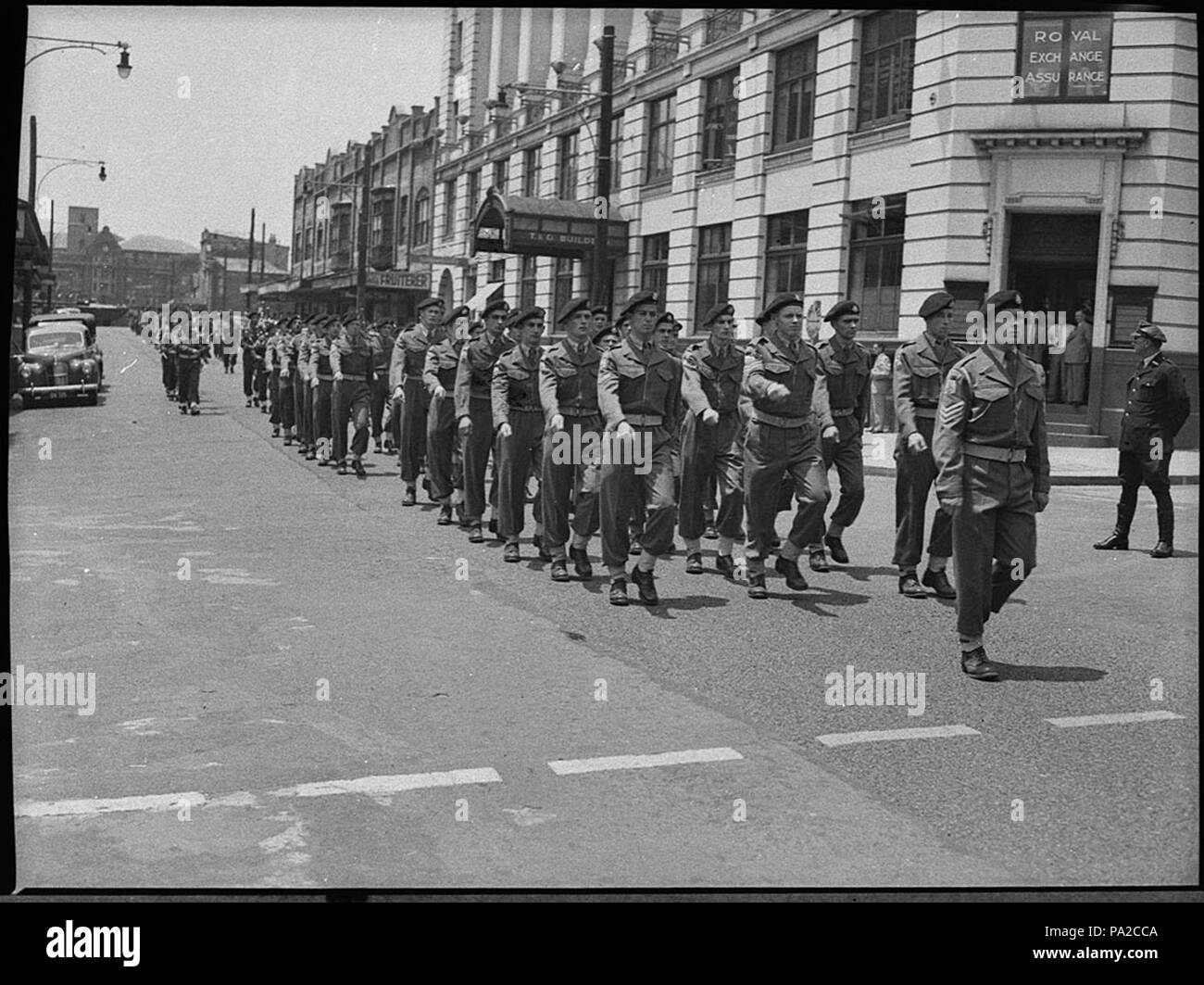 257 32504 SLNSW Cambrai marzo soldati che marciano e corona la cerimonia di posa Foto Stock