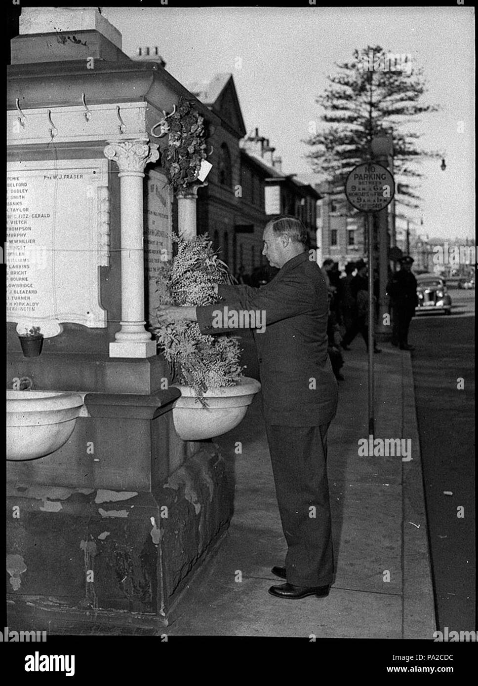 257 32339 SLNSW graticcio ghirlanda giorno Assessore Posa Posa Purdue corona sul Memoriale di guerra nella parte anteriore del Post Office Hunter Street Newcastle Foto Stock