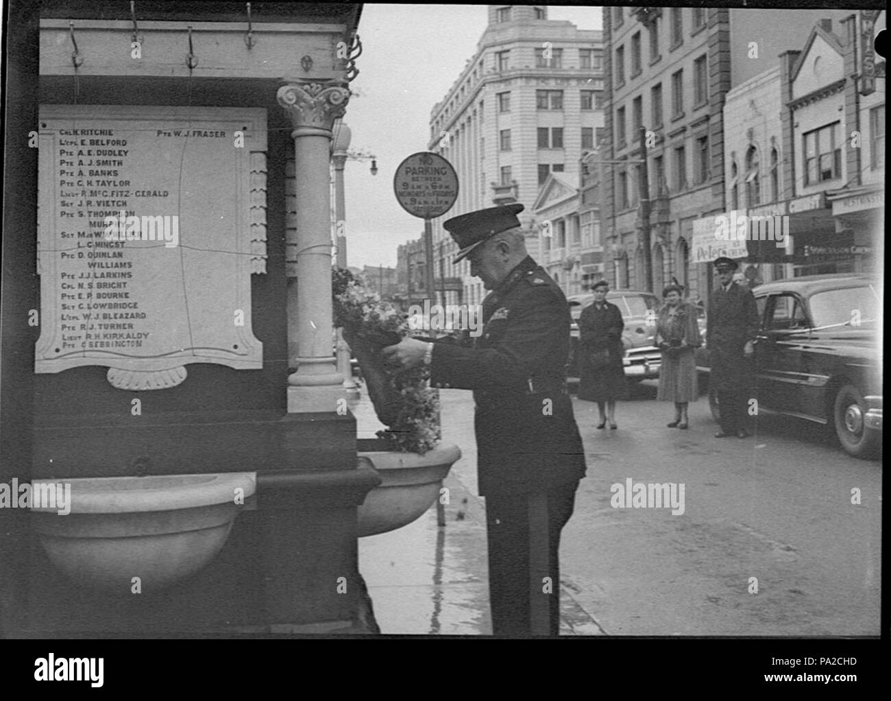 258 32962 SLNSW Governatore generale Sir William Slim getta corona al Newcastle Post Office memorial Foto Stock