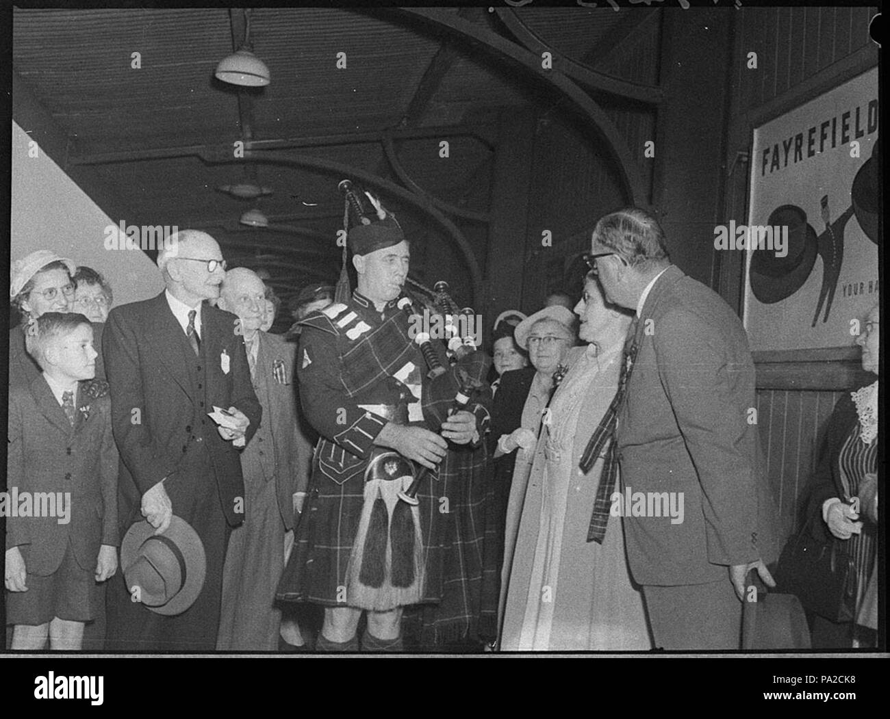 258 SLNSW 33070 Dame Flora MacLeod capotribù dei Clan MacLeod a Broadmeadow Stazione ferroviaria Australiano durante la visita il sig. G Ingram capotribù di Newcastle Associazione Scozzese di Dame Flora Signor un Frew Vice capotribù e Rev G Reid Foto Stock