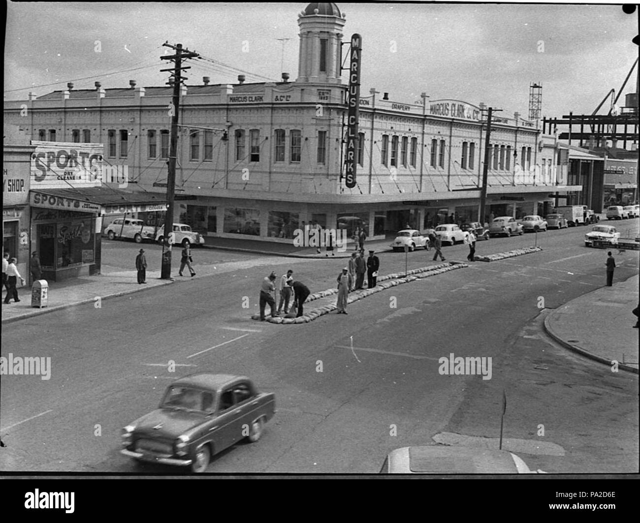 259 34402 SLNSW angolo Banca zone di traffico Hunter Street Newcastle Marcus Clarks store Foto Stock