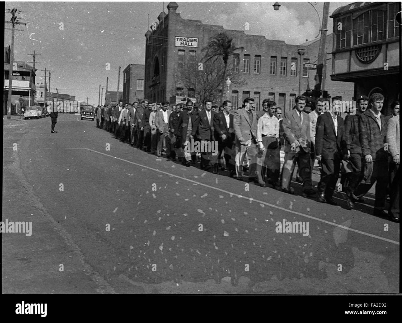 263 SLNSW 37568 Seamens marzo e corona la posa di cerimonia di premiazione che si terrà a Newcastle Post Office monumento in memoria dei marinai che morì nel naufragio del collier Birchgrove Park Foto Stock