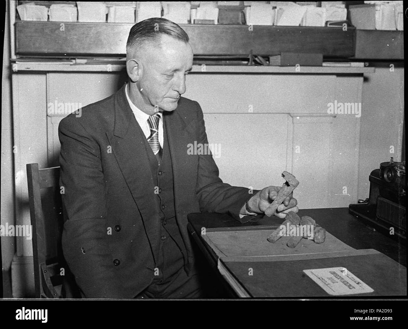 263 37590 SLNSW Detective ONeill con bulloni Foto Stock