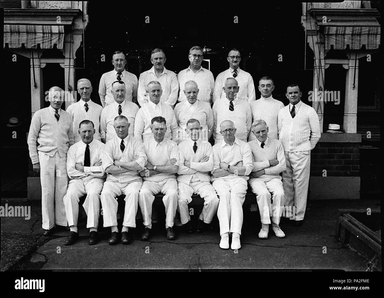 267 447159 SLNSW un gruppo di diciotto uomini in bowling whites City Bowling Club Foto Stock