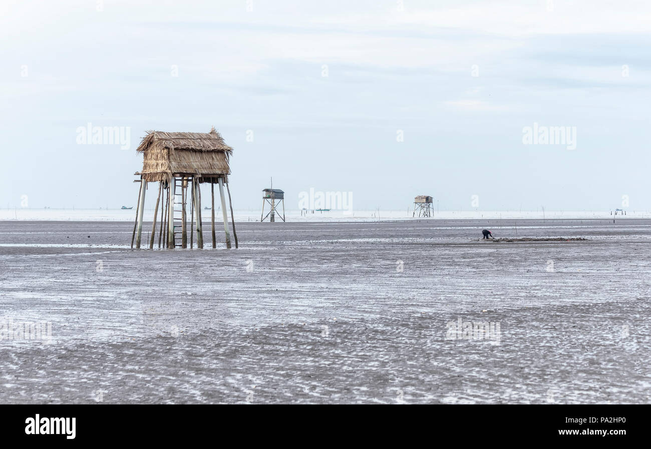 Alba sulla spiaggia con un corpo di guardia come un mezzo per i pescatori di pesce offerta clam per tutti. È bello vedere il sorgere del sole in questo viaggio Foto Stock