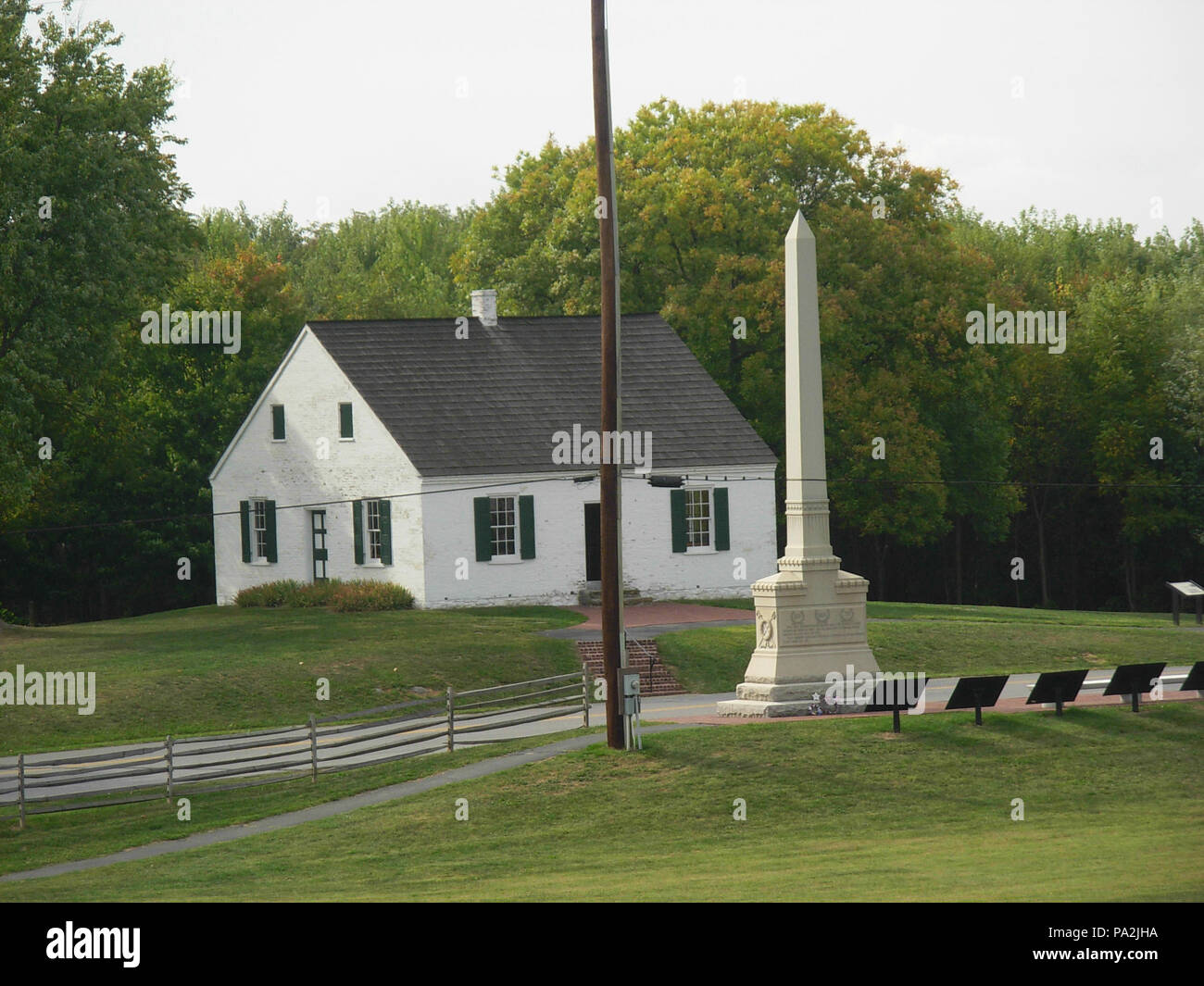 . Inglese: Il Dunker Chiesa a Antietam National Battlefield nel nord-ovest del Maryland. American Civil War Memorial per la 5th, 7th, e 66Ohio monumento di fanteria. . Memorial: dedicato 1903.[1] Foto: Ottobre 2007 140 Antietam National Battlefield Memorial - Dunker Chiesa 01 Foto Stock