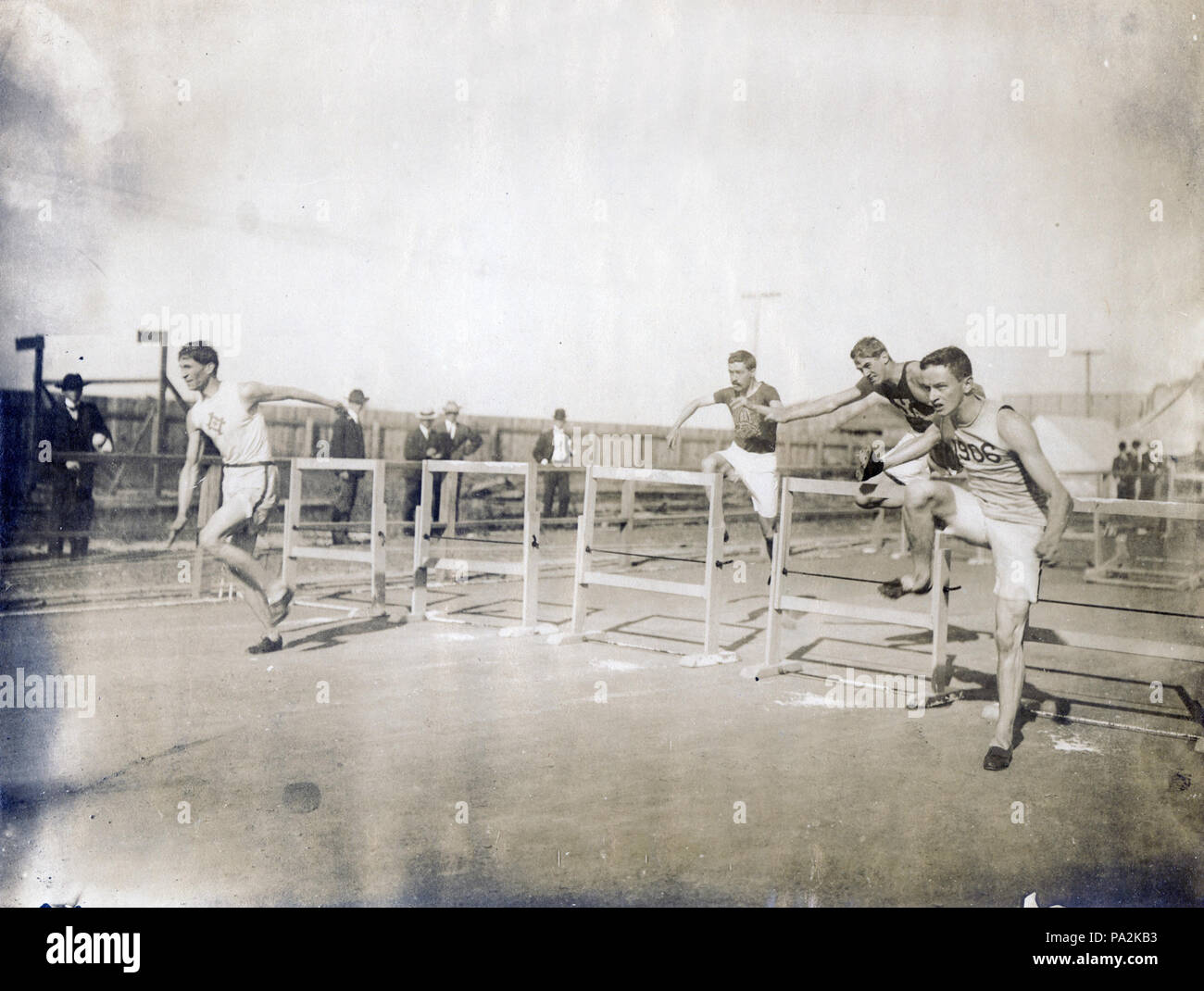 673 Frederick W. Schule di Milwaukee Athletic Club vincere i 110 metri a ostacoli gara al 1904 Olimpiadi Foto Stock