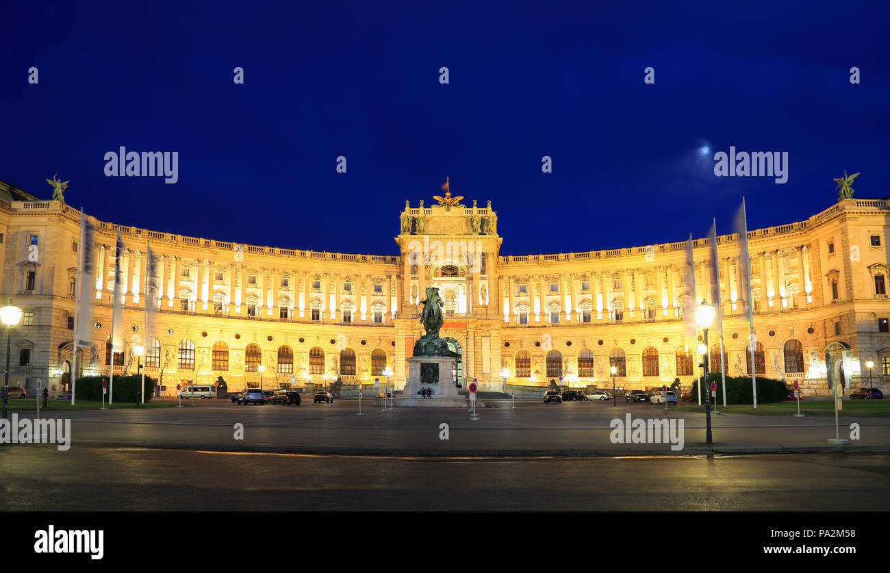 Il Palazzo Imperiale Hofburg di notte a Vienna, in Austria Foto Stock