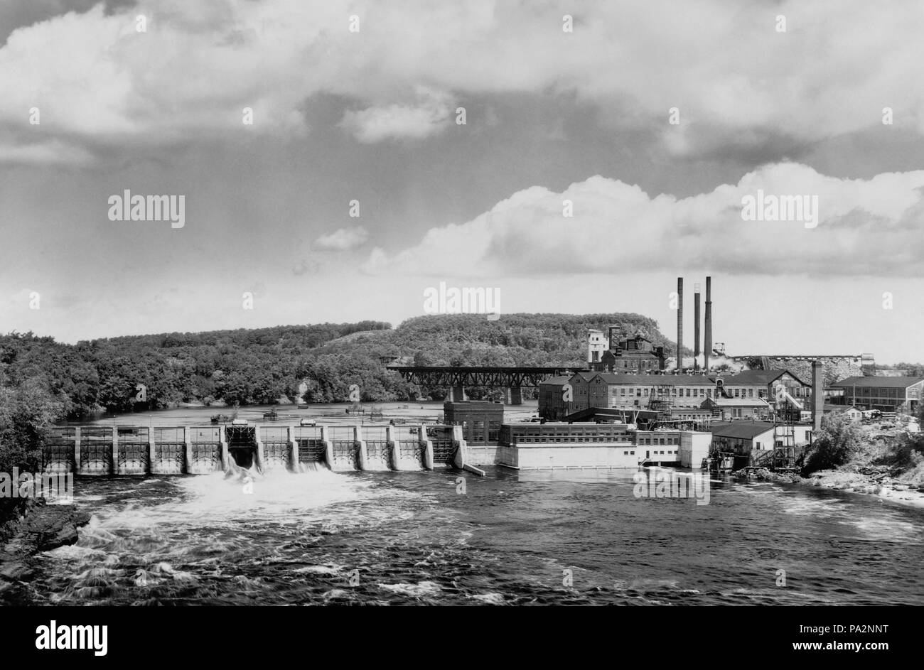 . Inglese: Dells Dam (Dells carta e pasta di legno Company), a due miglia al di sopra di Eau Claire, Wisconsin sul fiume Chippewa, e il sito della carta e della pasta di mulino. tra circa 1890 e circa 1940 604 CE Dam Foto Stock