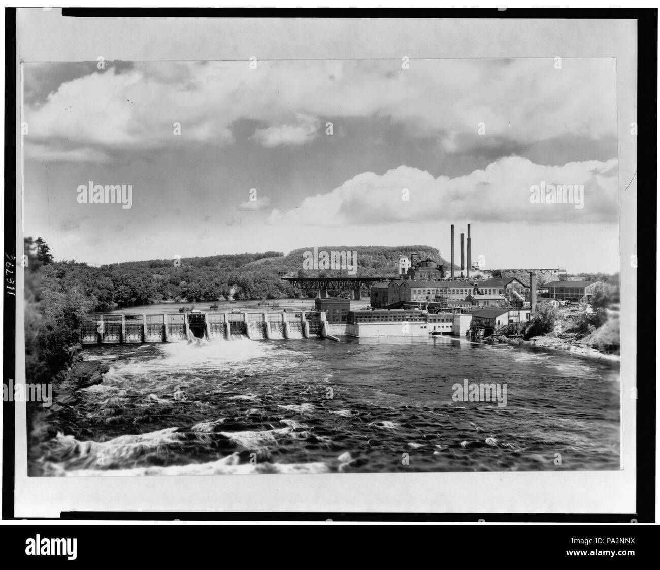 . Inglese: Dells Dam (Dells carta e pasta di legno Company), a due miglia al di sopra di Eau Claire, Wisconsin sul fiume Chippewa, e il sito della carta e della pasta di mulino. tra circa 1890 e circa 1940 604 CE dam0 Foto Stock