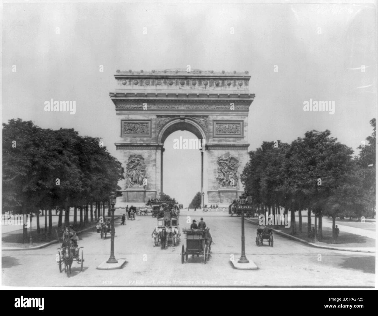 668 Francia - Parigi - L'Arc de Triomphe de l'Etoile; varietà di a cavallo il veicoli sui Champs Elysee LCCN2001705755 Foto Stock