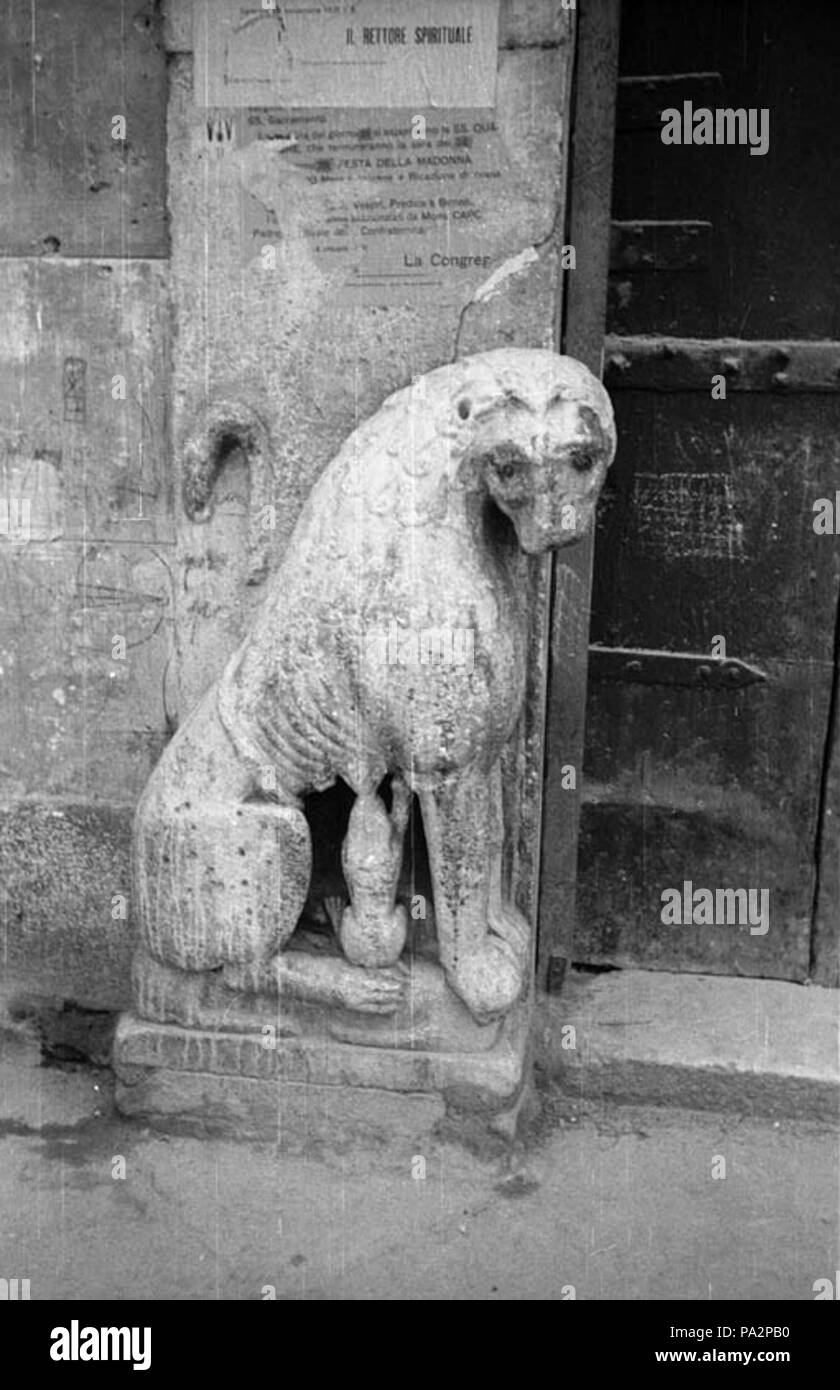 70 Duomo Salerno scultura leone Foto Stock