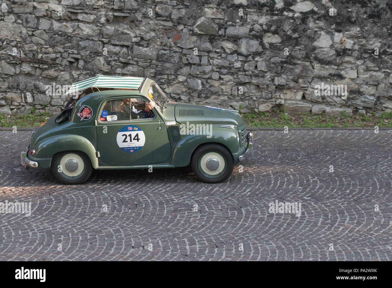 Brescia, Italia - 19 Maggio 2018: FIAT 500 C TOPOLINO 1951 è una vecchia macchina da corsa nel rally Mille Miglia 2018, live shot presso il famoso storico italiano rac Foto Stock