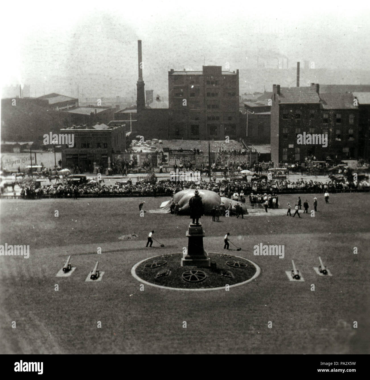 358 folla guardando il gonfiaggio della mongolfiera per motivi di San Louis Municipio Foto Stock