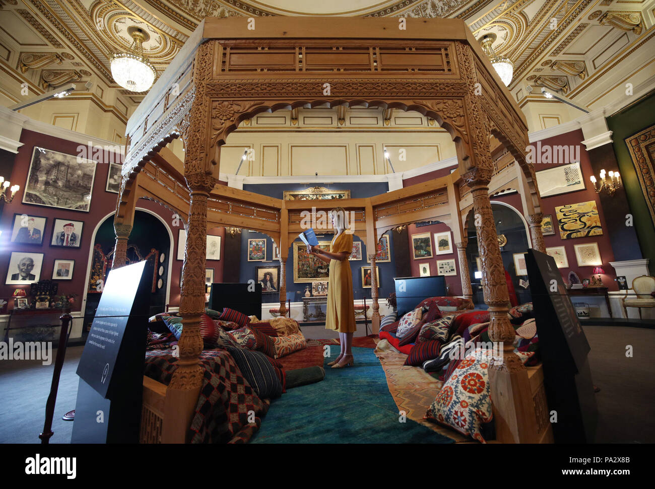 Un dipendente della Royal Collection Trust in un padiglione, nel 2015, di Nasser Mansouri, durante un'anteprima della mostra Prince & Patron nella sala per la cena di ballo a Buckingham Palace, Londra. Foto Stock