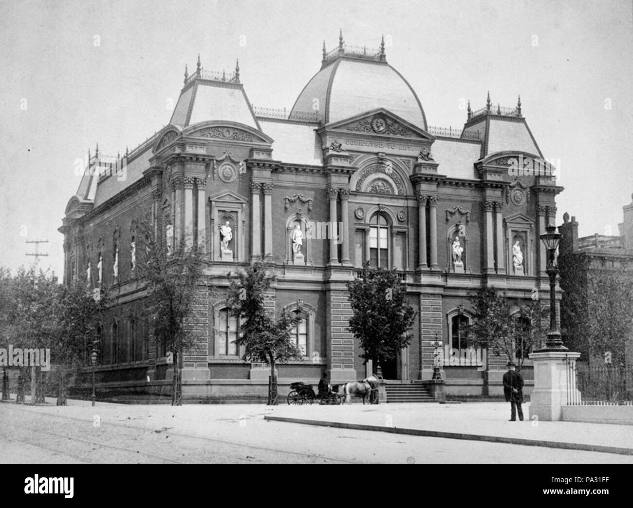 . Inglese: il Corcoran Gallery of Art (ora Renwick Gallery of Art, raffigurato a volte tra il 1884 e il 1888. Nota le statue nelle nicchie del secondo piano e storico primo piano finestra Configurazioni . circa 1884-88 349 CorcoranGalleryofArt 1884-88 Foto Stock