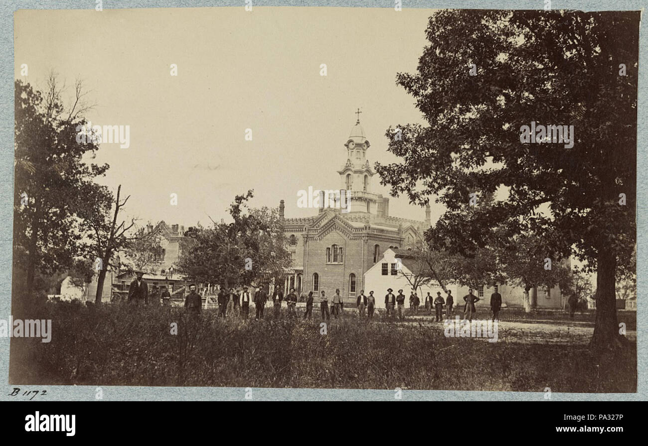 . Fairfax Seminario, nei pressi di Alexandria, Virginia. Sommario: fotografia mostra un gruppo di uomini, alcuni in uniforme, in piedi di fronte al seminario che è servita come sede per l'esercito del Potomac.. [Fotografato tra 1861 e 1865, stampato tra il 1880 e il 1889] 637 Fairfax Seminario 34830V Foto Stock