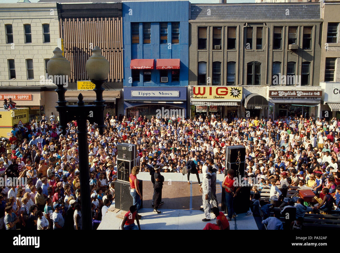 78 Una folla si raduna per guardare gli artisti interpreti o esecutori su H Street NW, Washington D.C LCCN2011632646 Foto Stock