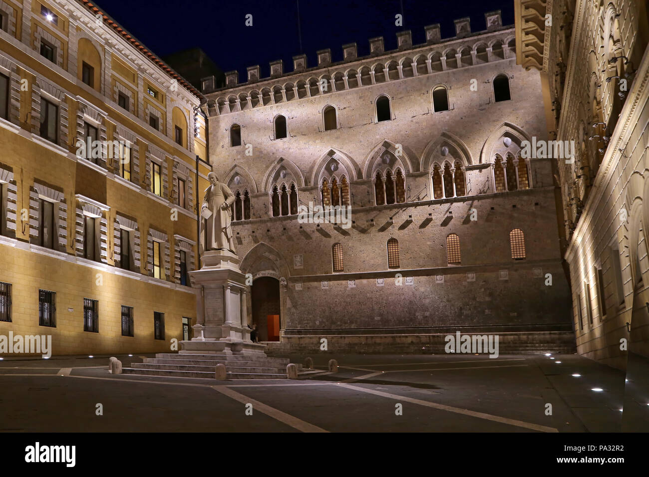 SIENA, Italia - 11 Marzo 2016: Sallustio Bandini sulla piazza Salimbeni di notte, Siena, Toscana - Italia. Foto Stock