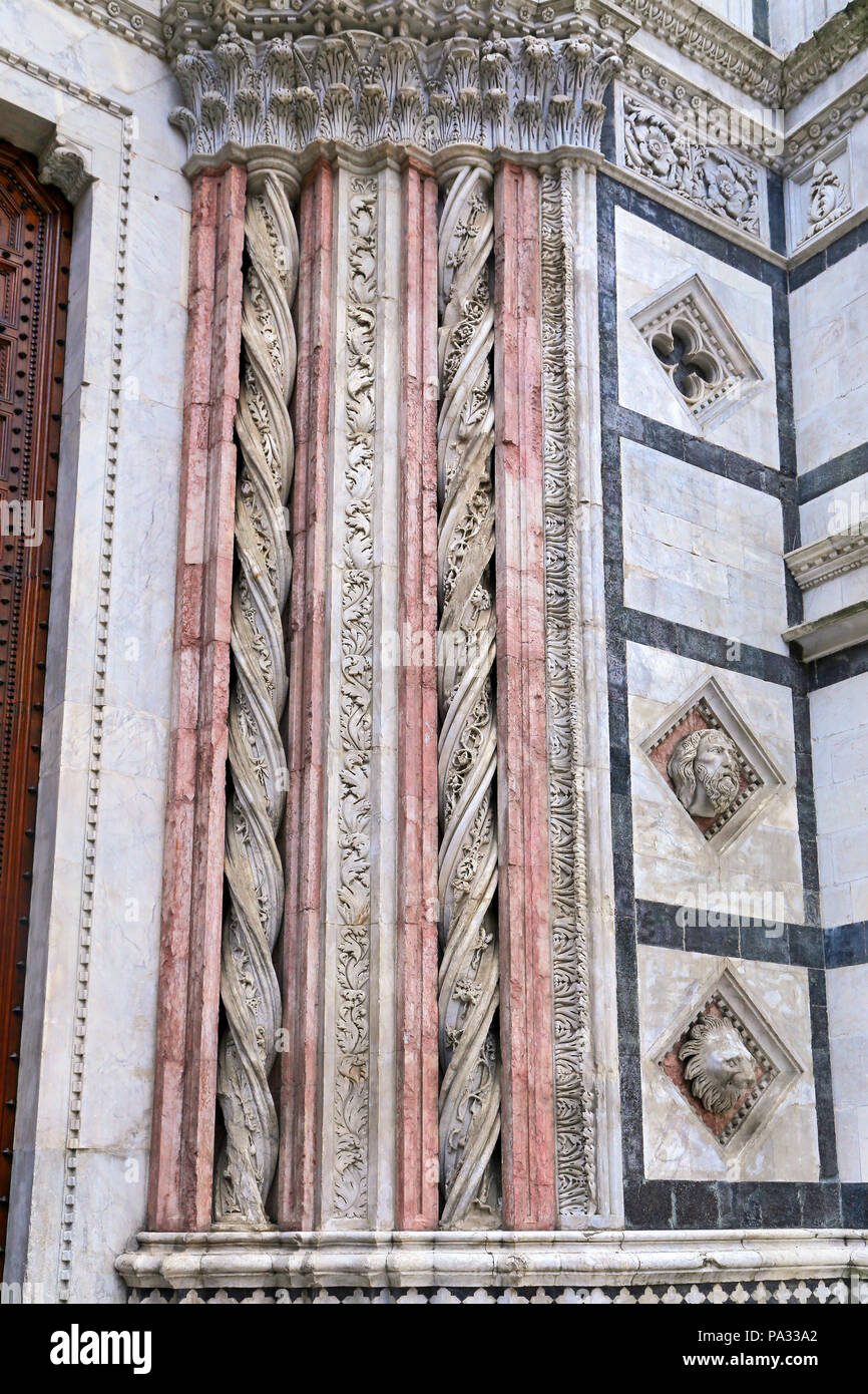 Siena - Dettagli delle colonne in marmo sulla facciata del Battistero Foto Stock