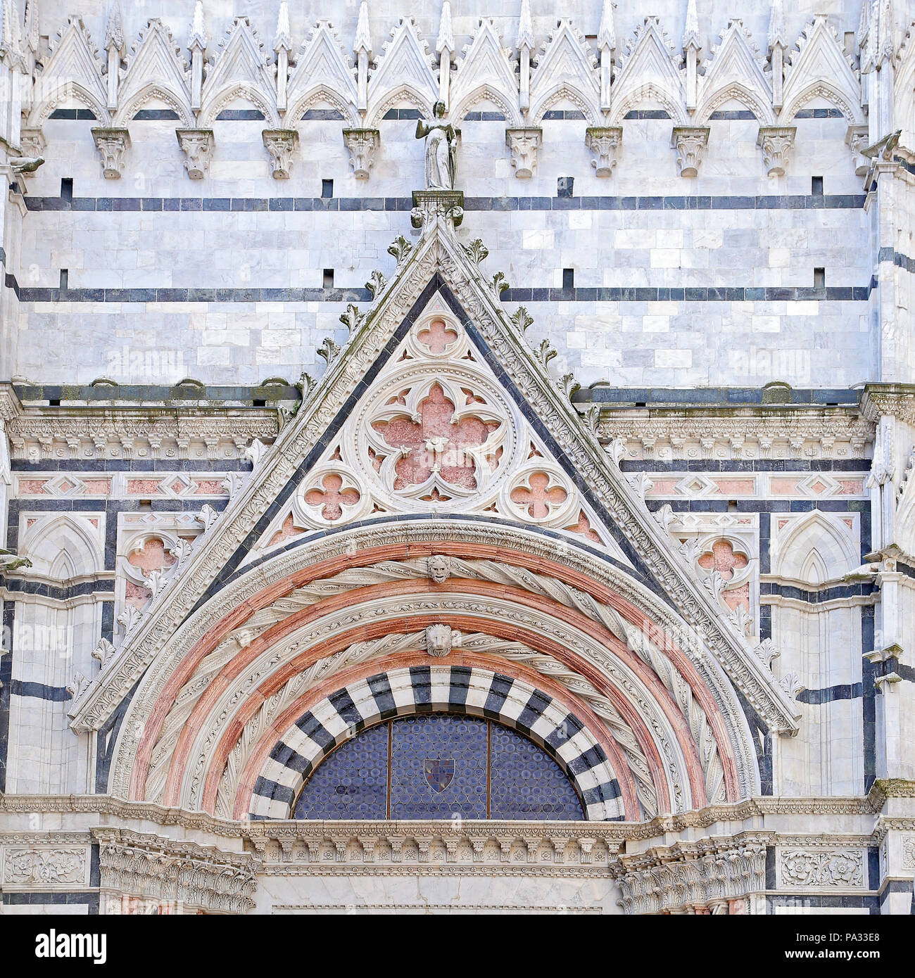 Siena - Dettagli delle colonne in marmo sulla facciata del Battistero Foto Stock