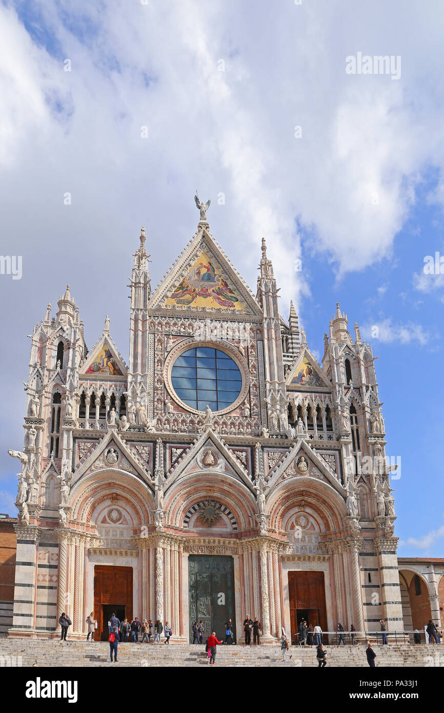 SIENA, Italia - 12 marzo 2016:Duomo di Siena è un medievale Foto Stock
