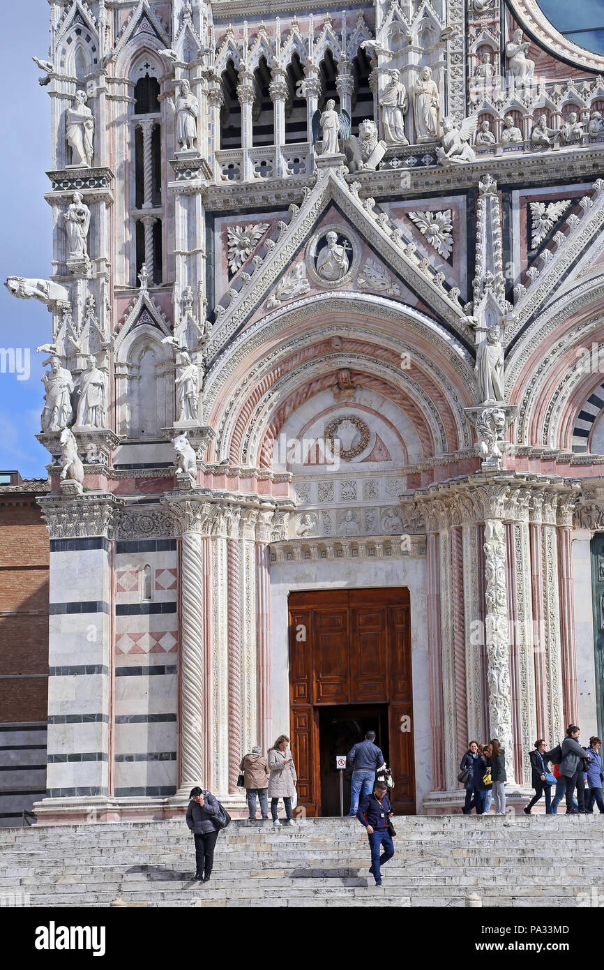 SIENA, Italia - 12 marzo 2016:Duomo di Siena è un medievale Foto Stock