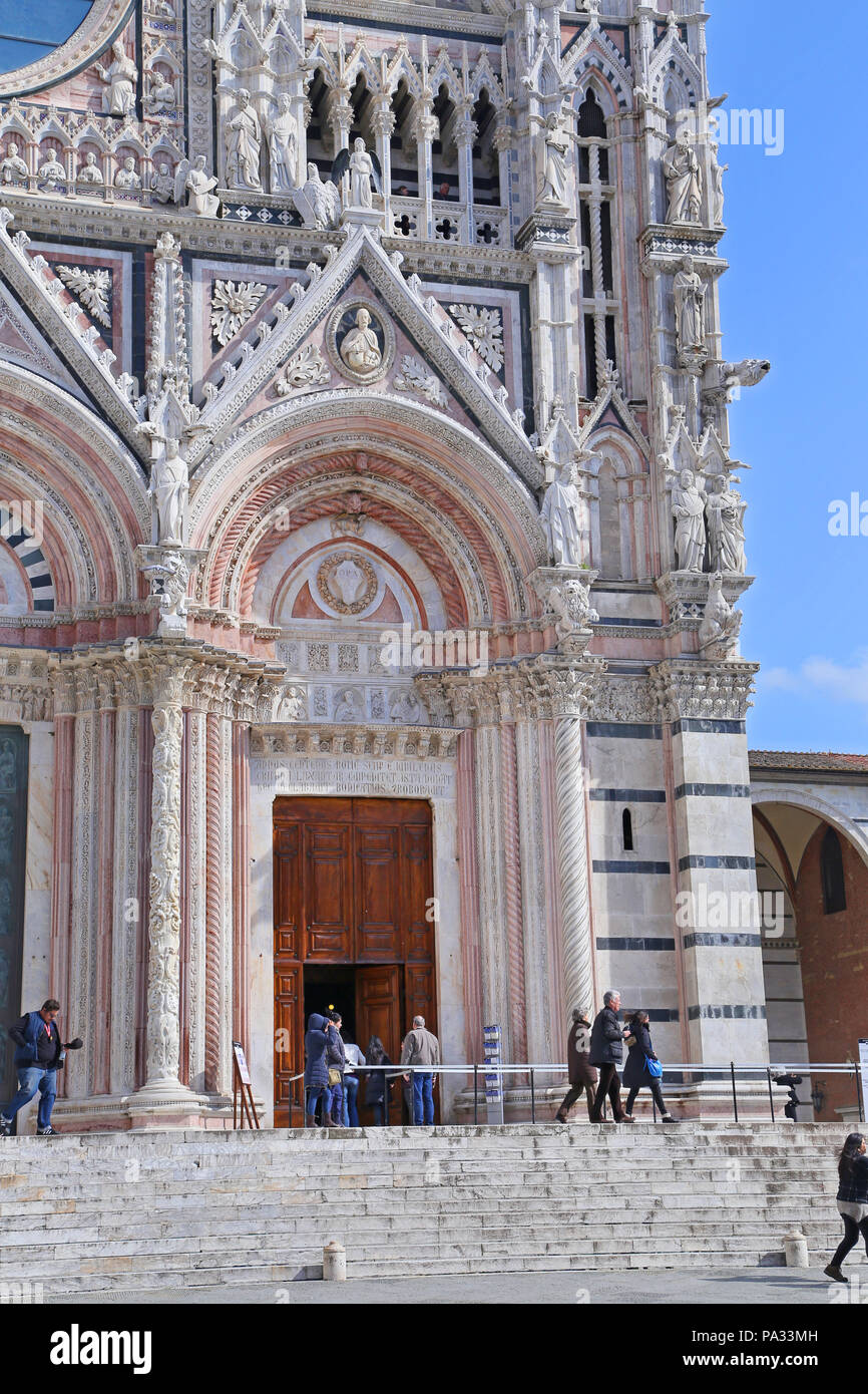 SIENA, Italia - 12 marzo 2016:Duomo di Siena è un medievale Foto Stock