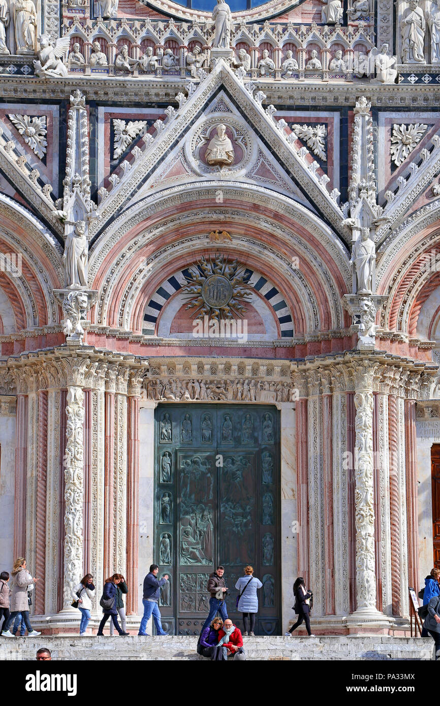 SIENA, Italia - 12 marzo 2016:Duomo di Siena è un medievale Foto Stock