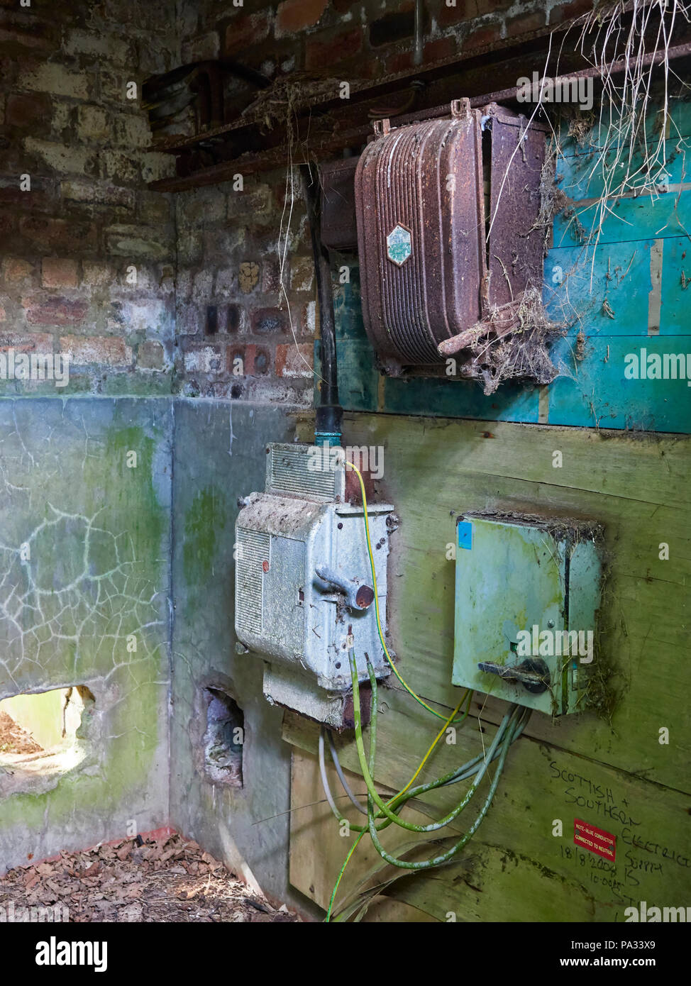 Alcune delle vecchie scatole elettriche, trasformatori e interruttori per gli abbandonati Aviosuperficie di guerra a Stracathro in Angus, Scozia. Foto Stock