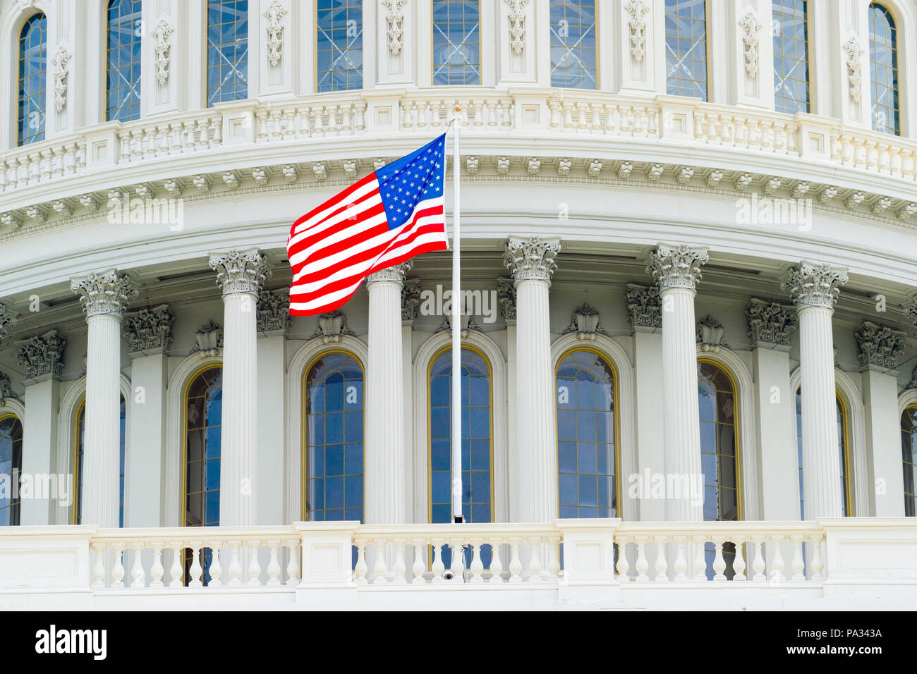 Noi Capitol Building a cupola con dettaglio sventola bandiera nazionale - Washington DC, Stati Uniti d'America Foto Stock