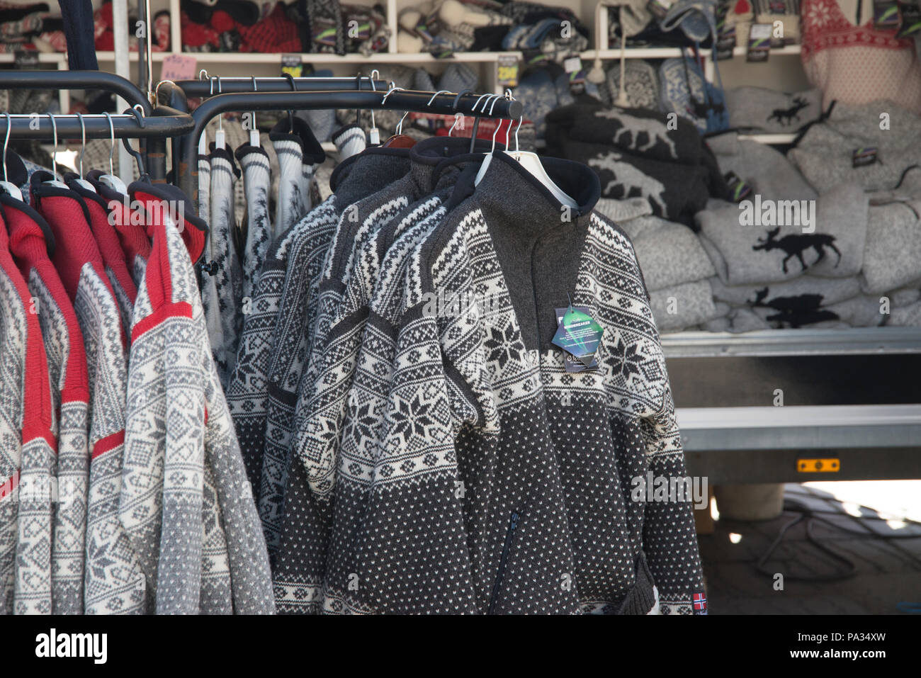 Tradizionale maglia di lana di essere venduto a Svolvaer, Norvegia Foto Stock