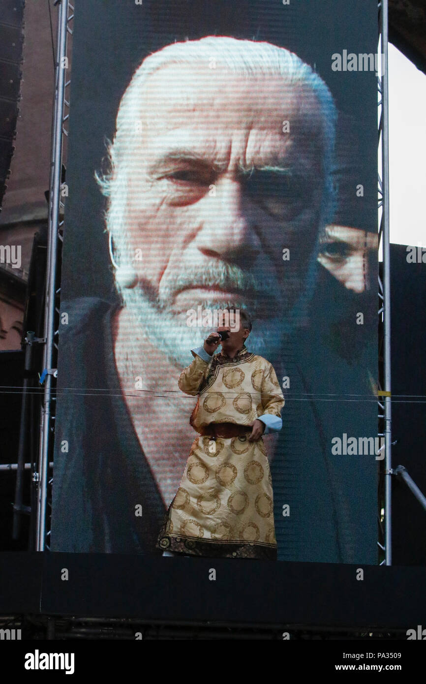 Worm, Germania. 19 Luglio, 2018. Musicista mongolo Enkhjargal Dandarvaanchig a premere la prova del 'Nibelungenfestspielen' In Worms. Il gioco del 17. Stagione del Nibelungen-Festspiele (Nibelung Festival) si chiama 'Siegfrieds Erben" (di Siegfried eredi) da autori Feridun Zaimoglu e Gunter Senkel e diretto da Roger Vontobel. Si comincia, dove la tradizionale canzone del Nibelungs termina e mostra le conseguenze del massacro alla corte di Etzel, il re degli Unni. Credito: Michael Debets/Pacific Press/Alamy Live News Foto Stock